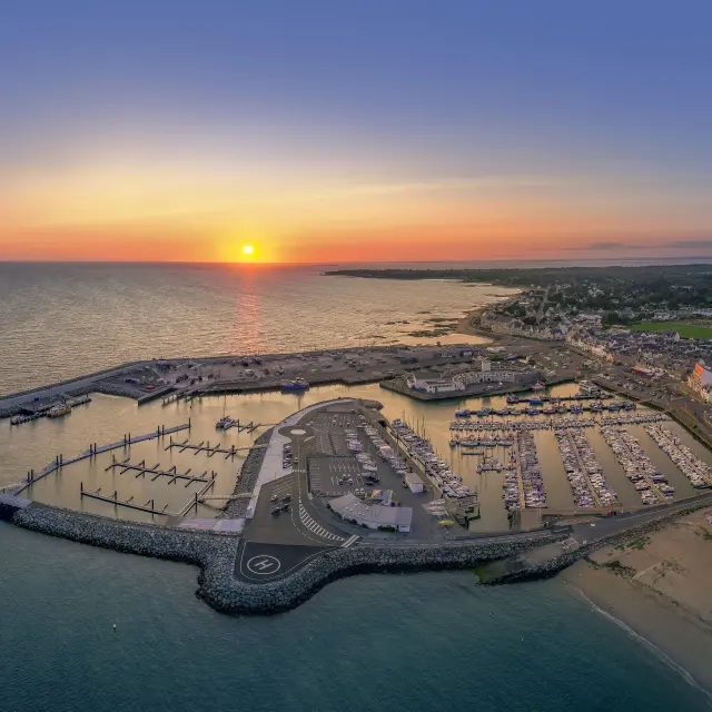 Luftaufnahme des Hafens von La Turballe bei Sonnenuntergang