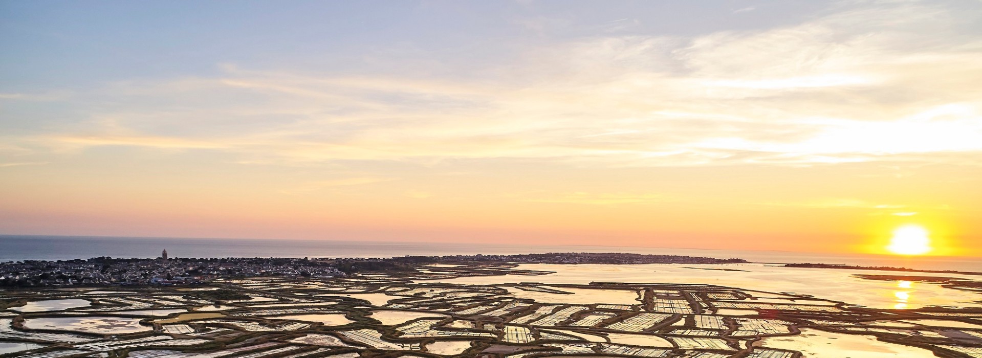 Vue depuis les marais salants de Guérande sur Batz-sur-Mer - Alexandre Lamoureux