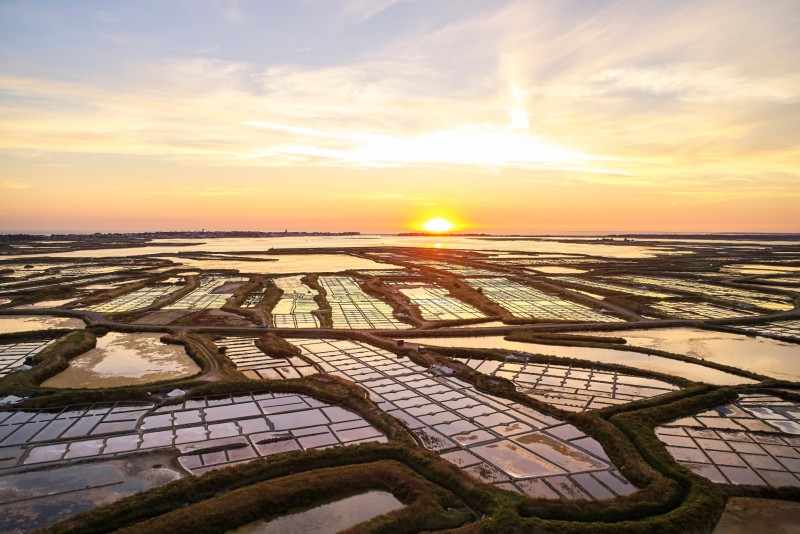 Les marais salants de Guérande au coucher du soleil - Alexandre Lamoureux