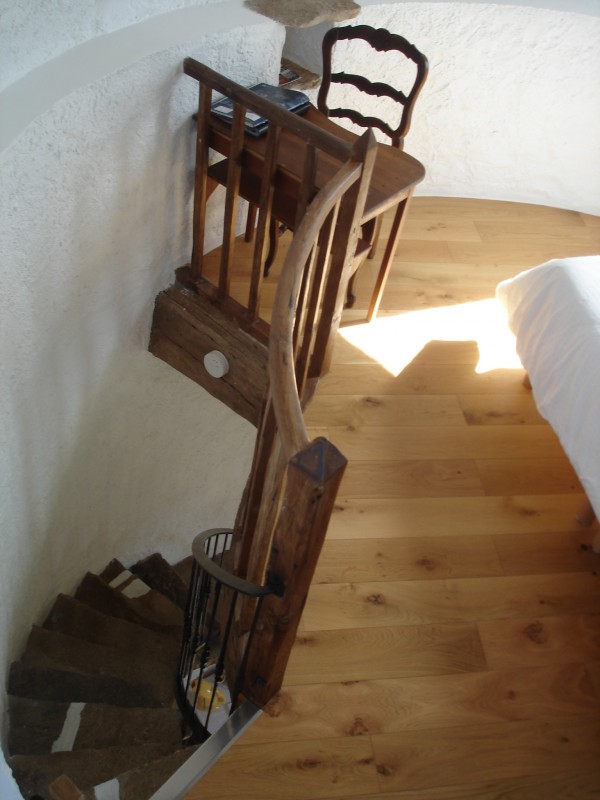 Chambre dans la tour du Moulin de Kergas