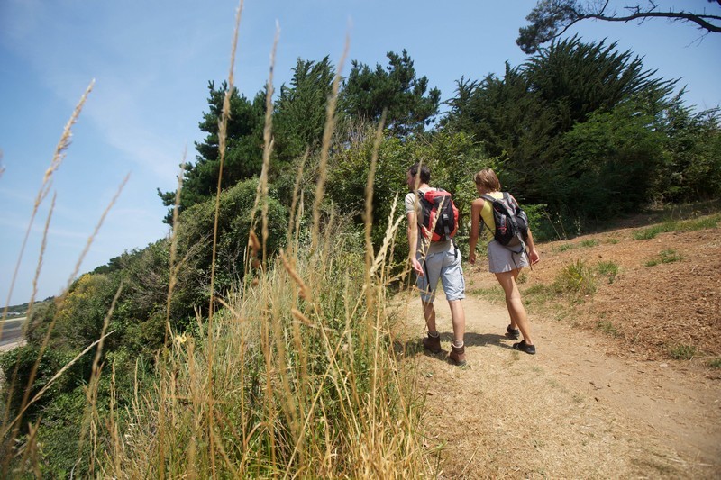 Promeneurs à la Pointe Noire à Assérac