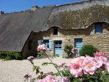 Façade d'une des chaumières du village de Kerhinet