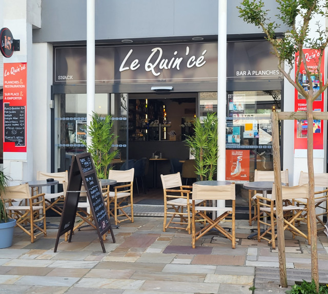 Bar restaurant le Quin'Cé  à la Baule  Terrasse extérieure Coté général de Gaulle