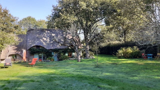 Notre chaumière, le jardin côté Sud, où vous pourrez vous reposer, vous détendre, ou jouer à la pétanque ...