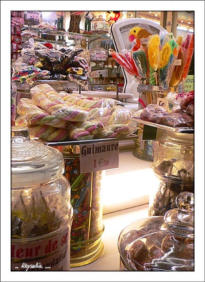 Confiserie Mignon : vue de la boutique avec guimauves et nicniches aux multiples couleurs