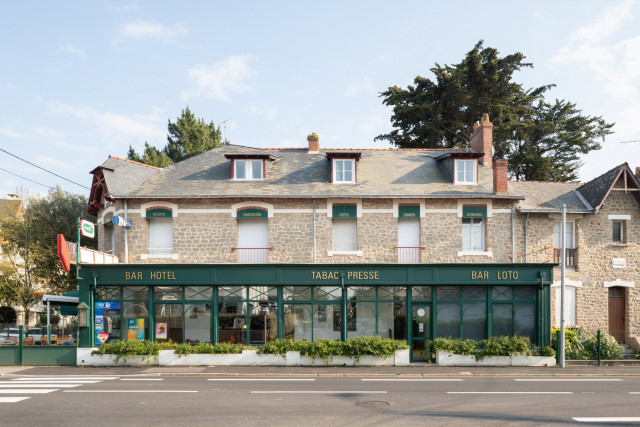  Le 106 Hotel et café des sports Façade