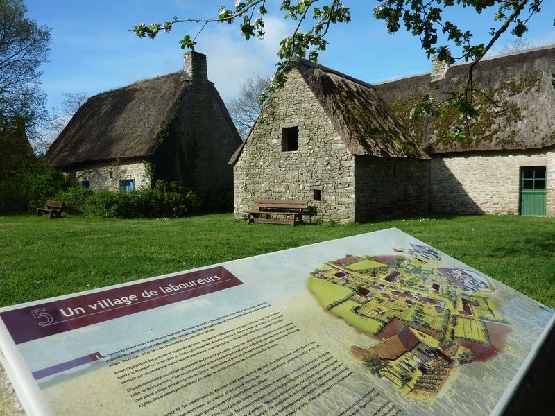 Un sentier d'interprétation jalonne le village de Kerhinet