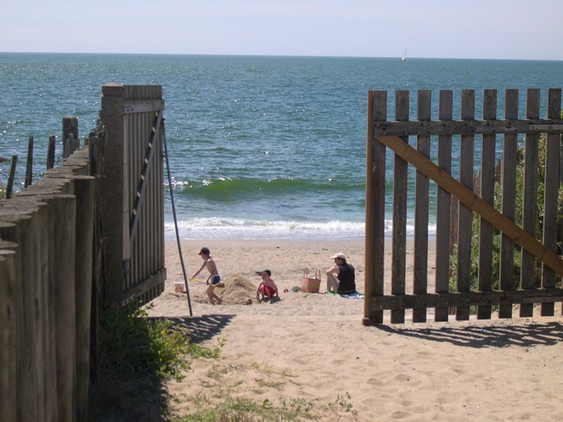 Accès direct à la plage, depuis le camping La Falaise