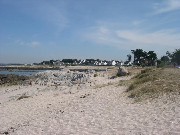 Baie du Castouillet au Croisic, plage de sable entourée de rochers, photo OT du Croisic
