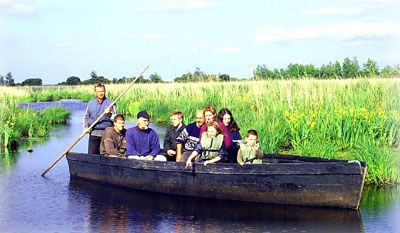 Balade à la perche (outil traditionnel pour déplacer la barque dans l'eau)