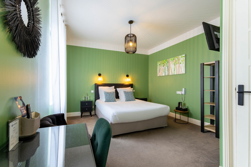 Chambre Supérieure côté cour – Hôtel Brittany La Baule Chambre Supérieure côté cour au Best Western Hôtel Brittany La Baule avec lit double, murs verts, bureau et decoration moderne