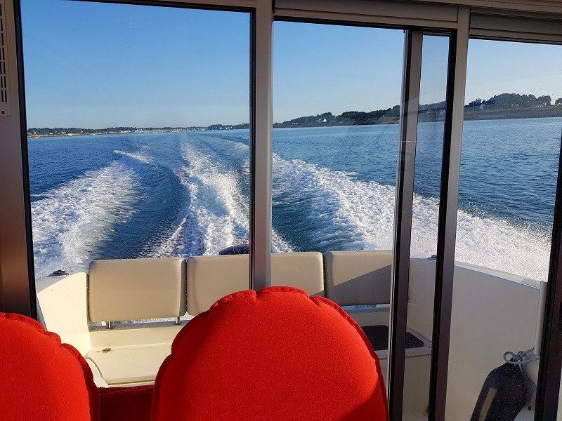 Iles et rivages - Le bateau à pleine vitesse devant Locmariaquer en sortie de la Trinité sur Mer