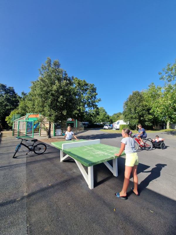 Table de ping-pong et terrain multisports - Camping Les Chalands Fleuris - Saint-André-des-Eaux