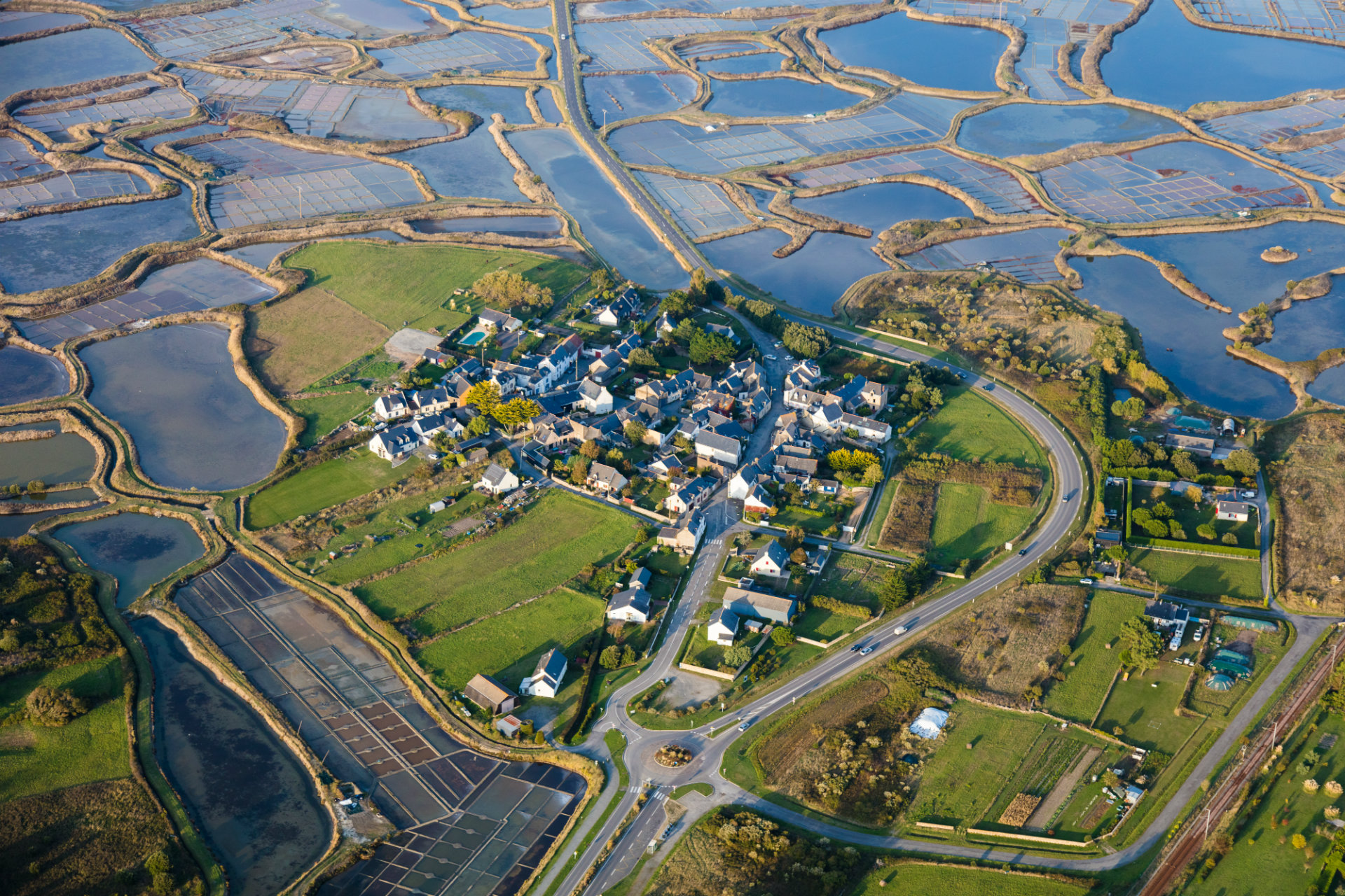 Village paludier de Batz-sur-Mer vu du ciel - © Arnaud Dréan