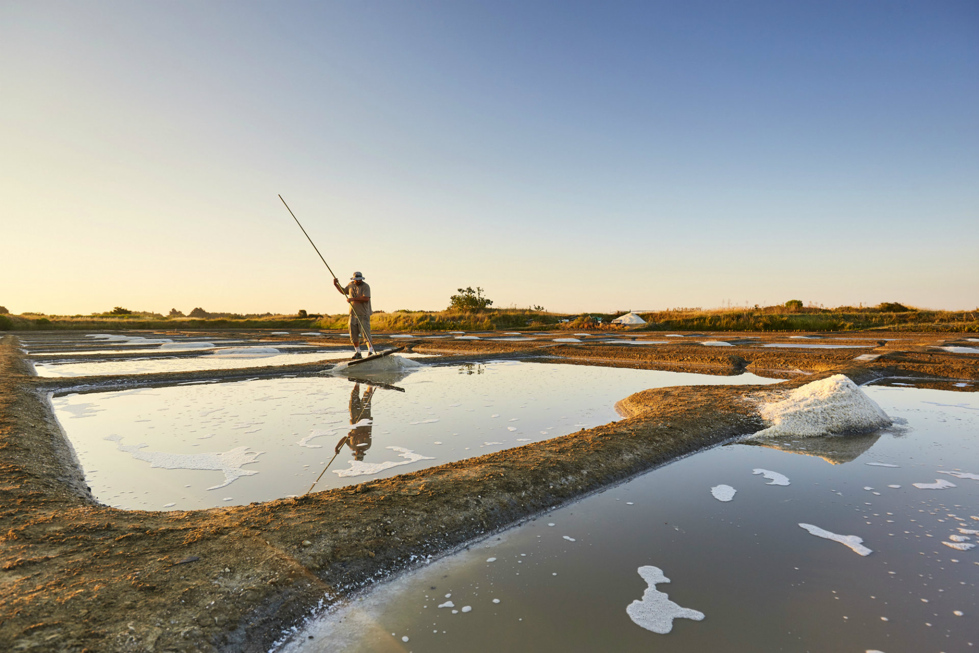 Paludier dans les marais salants de Guérande - © Alexandre Lamoureux 