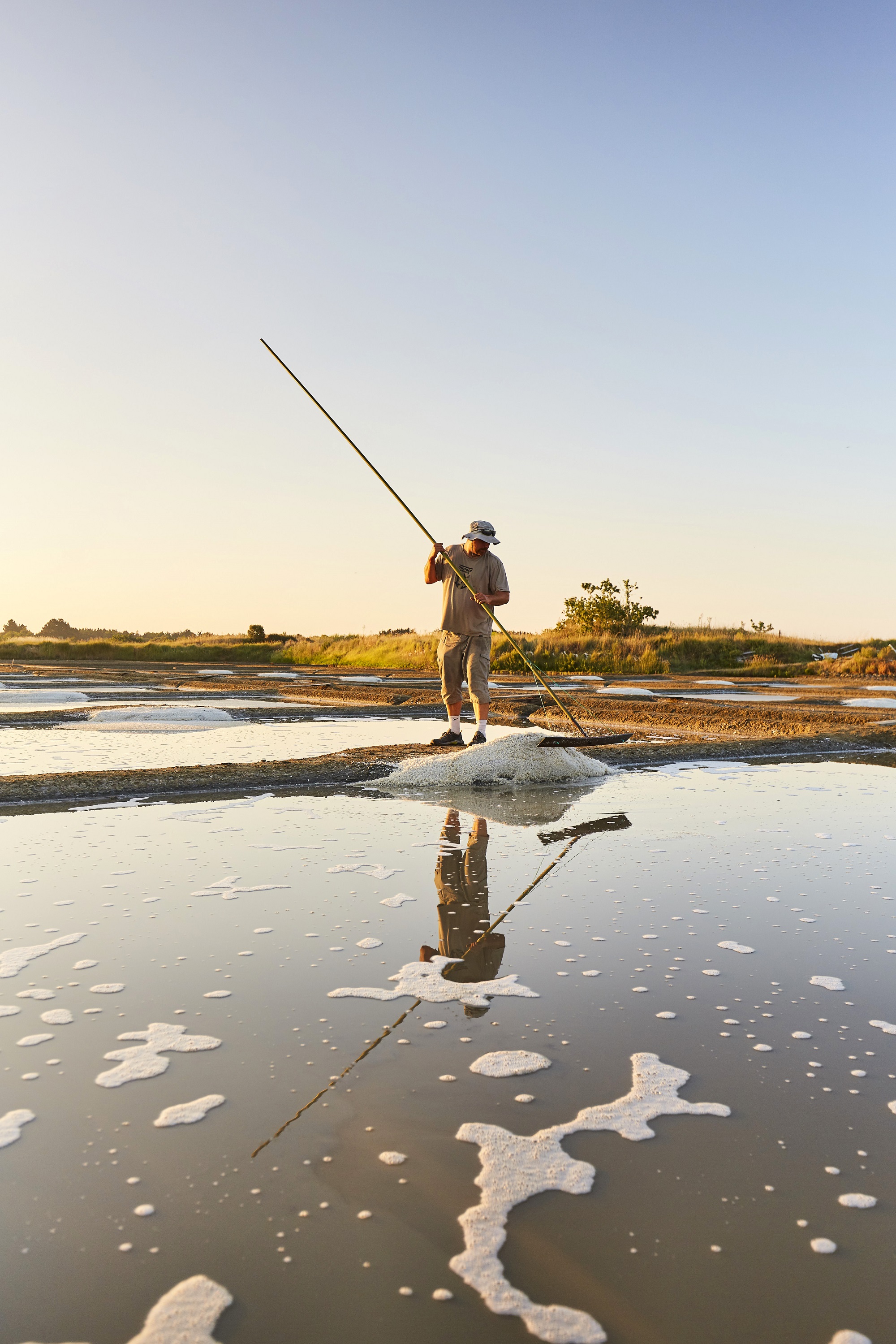 Paludier dans les marais salants de Guérande - © Alexandre Lamoureux