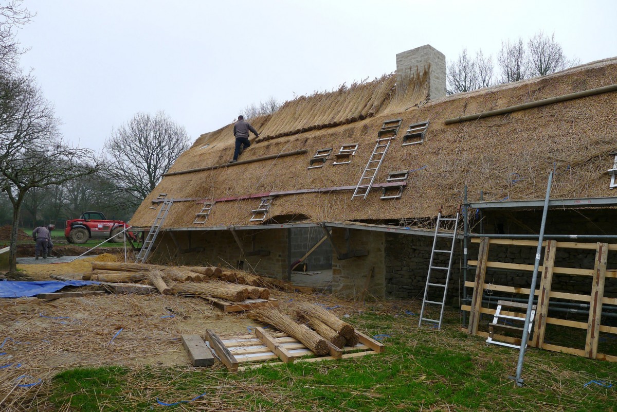 Chantier de chaume à Kerhinet en 2014