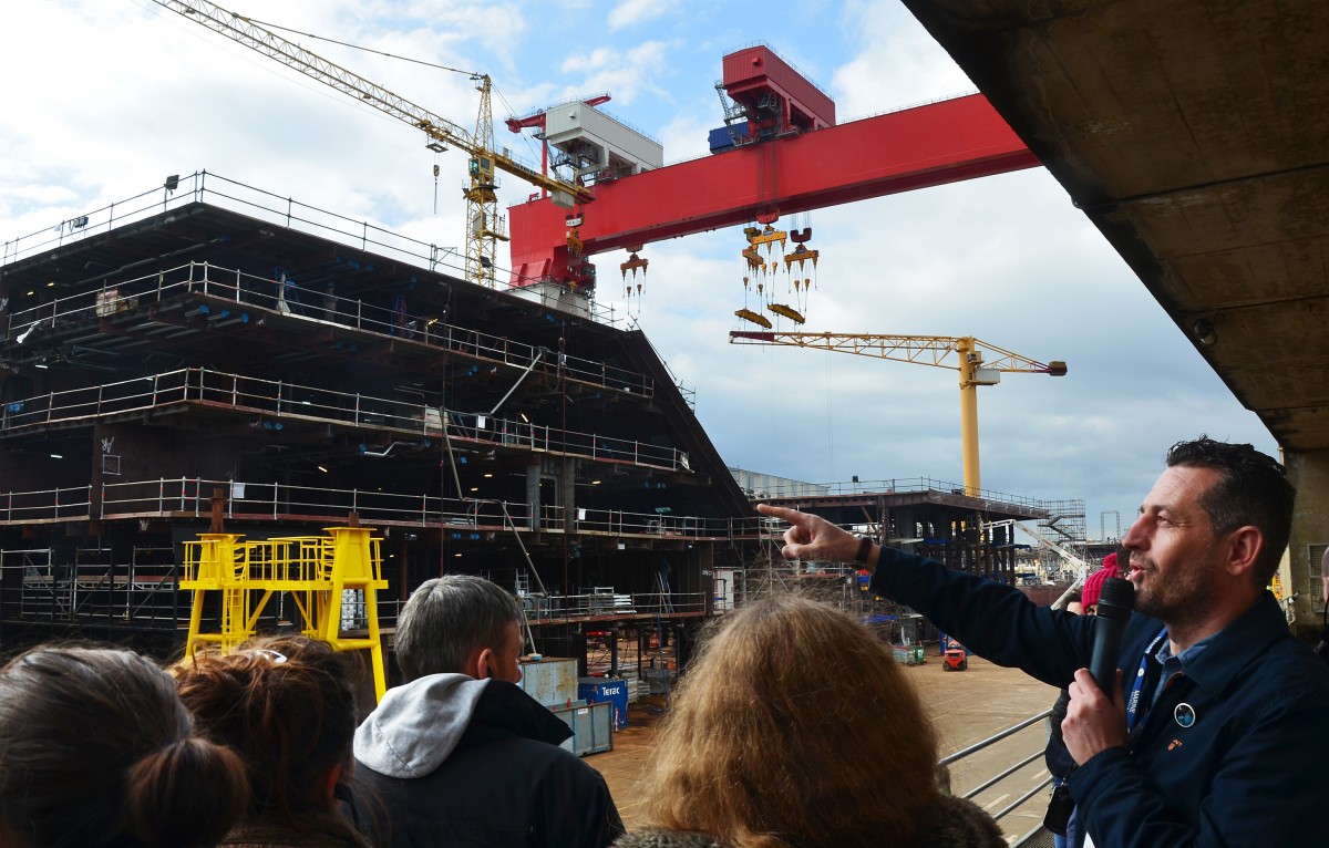 Des visiteurs découvrent la construction spectaculaire du plus grand paquebot du monde