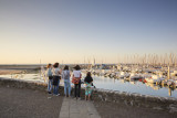 famille devant port