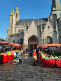 Marché de Guérande devant la Collégiale Saint-Aubin