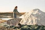 Paludier dans les marais salants de Guérande
