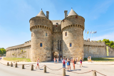 Visite guidée devant la Porte Saint-Michel des remparts de Guérande pour votre séminaire d'entreprise
