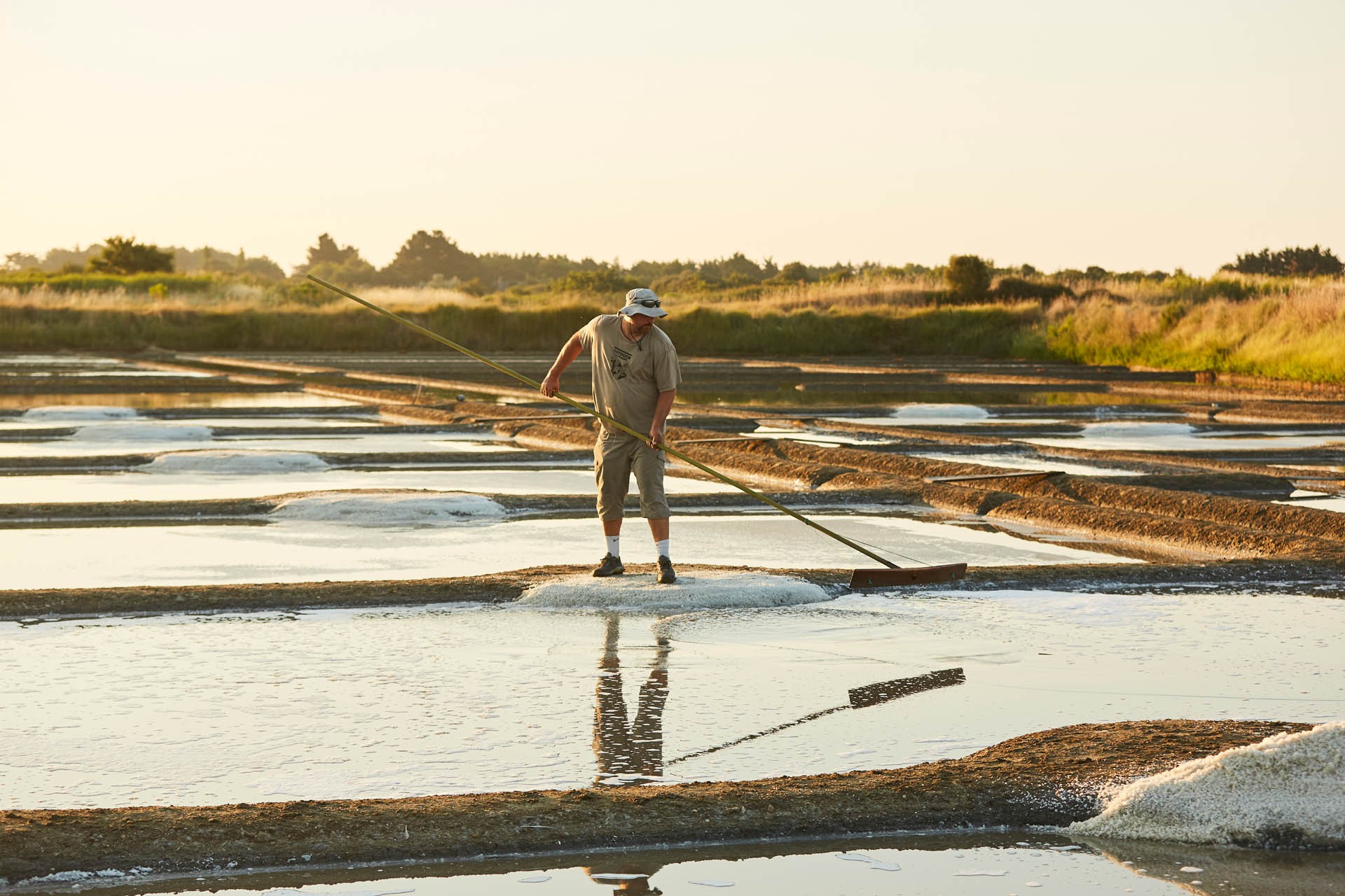 Paludier dans les marais salants