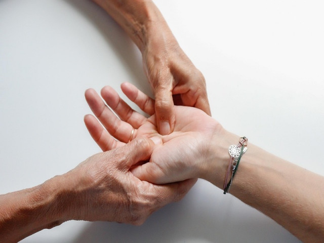 hand-massage-7440712-1280-2595232