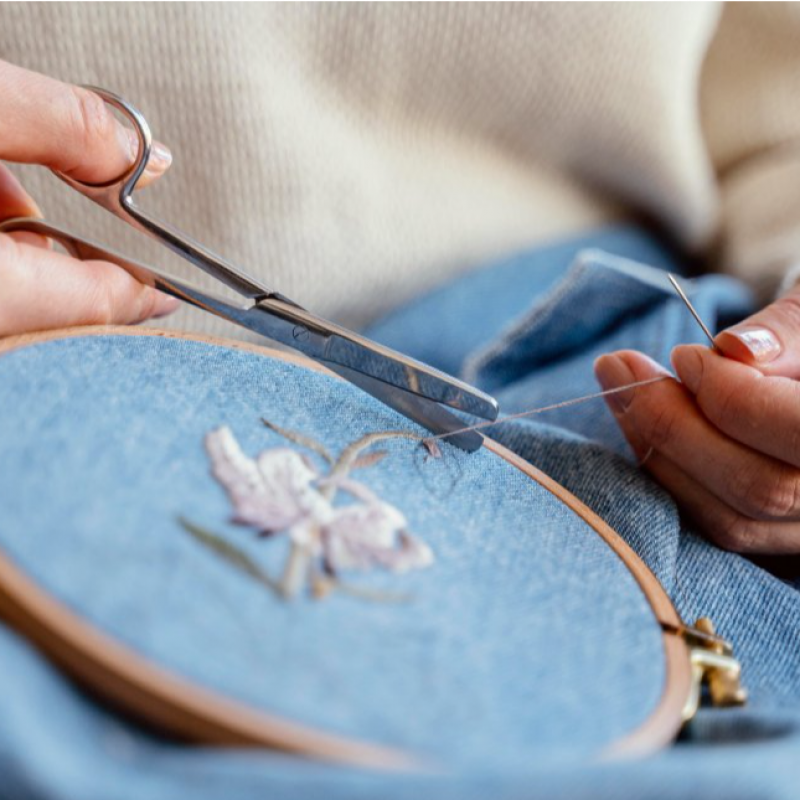 Atelier broderie sur cartes postales et photos