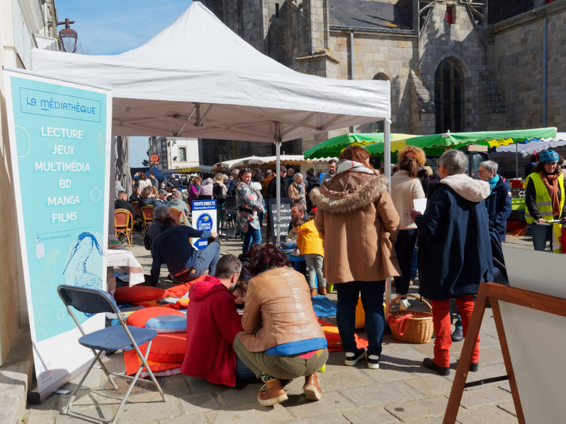 Lectures sur le marché à Guérande
