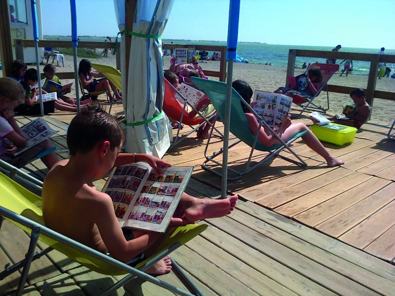 lire à la plage à la turballe