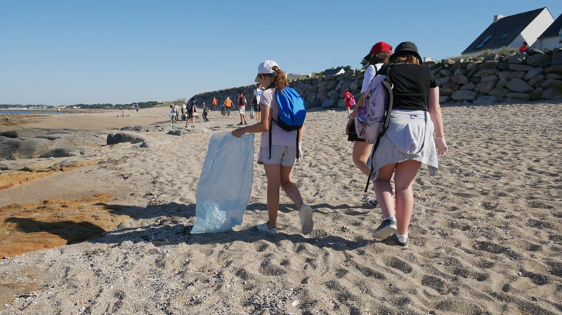 Ramassage des déchets sur la plage - La Turballe