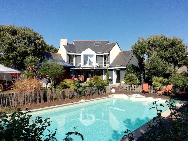 Vue sur la maison, le jardin et la piscine - Villa Rymorden Le Pouliguen