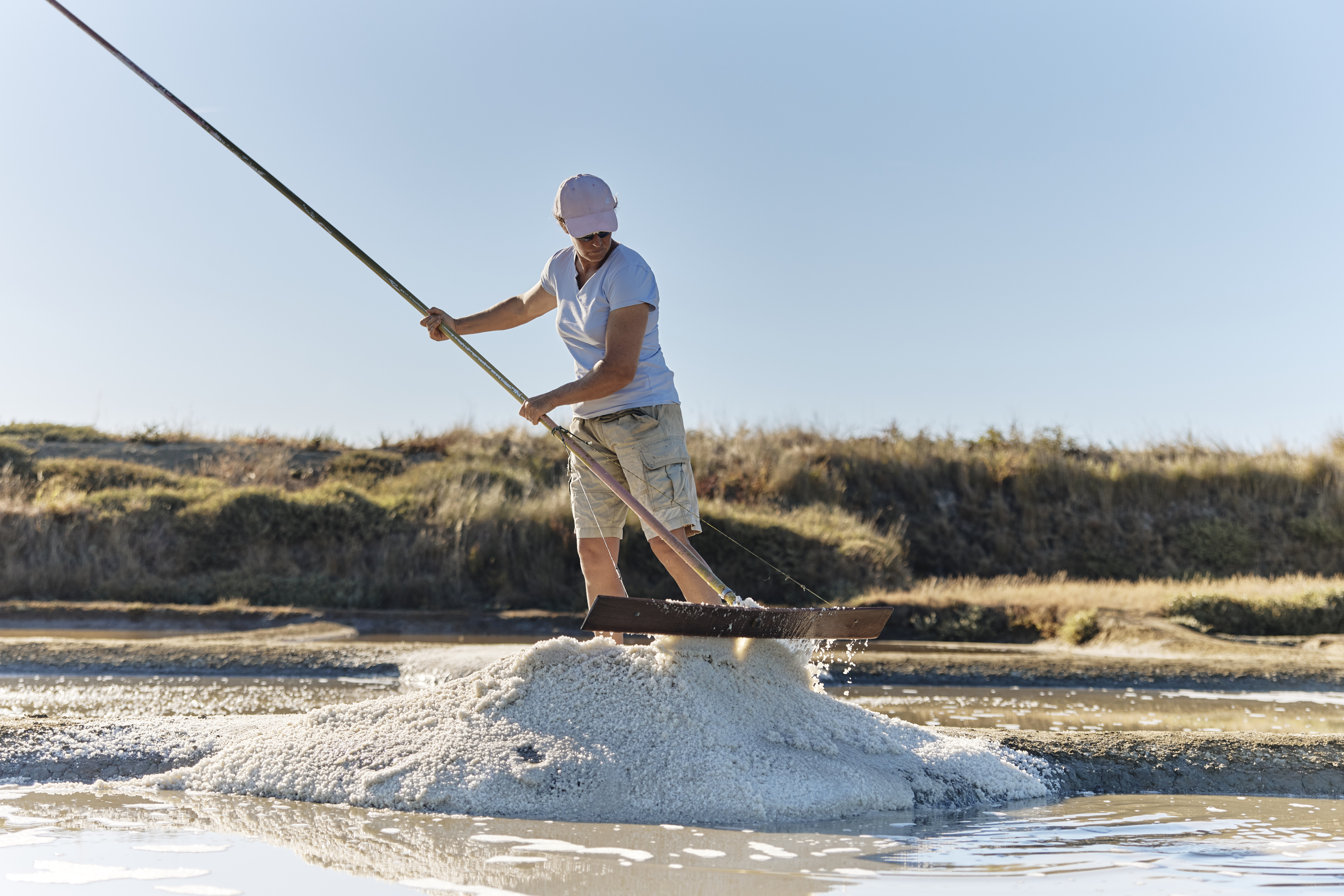 Paludier dans les Marais Salants de Guérande - © Alexandre Lamoureux