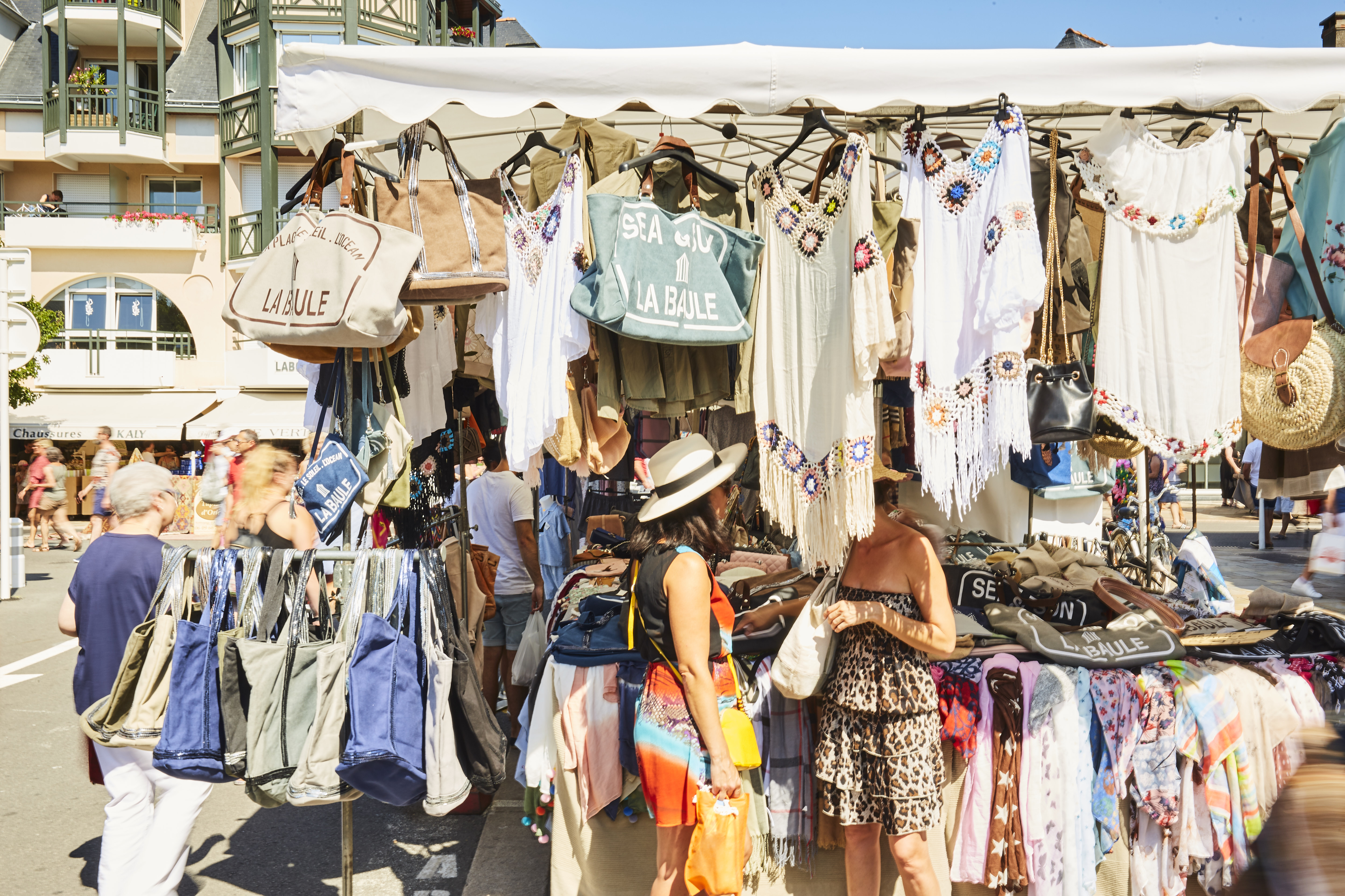 Shoppen in La Baule - Der Händlerflohmarkt im Sommer - © Alexandre Lamoureux